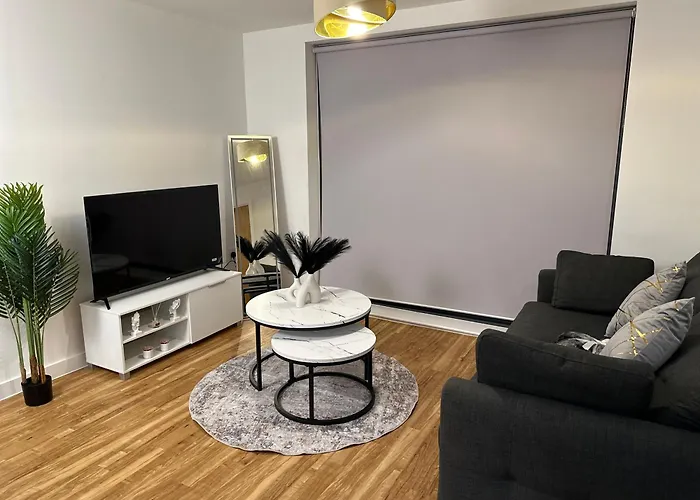 Luxury 2-Bed High-Rise In With Parking