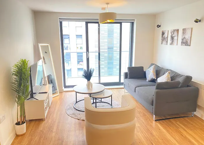 Luxury 2-Bed High-Rise In With Parking