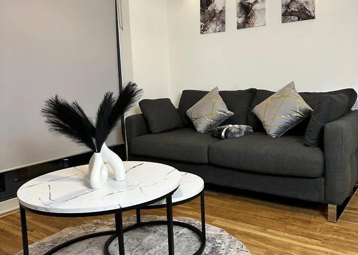 Luxury 2-Bed High-Rise In With Parking